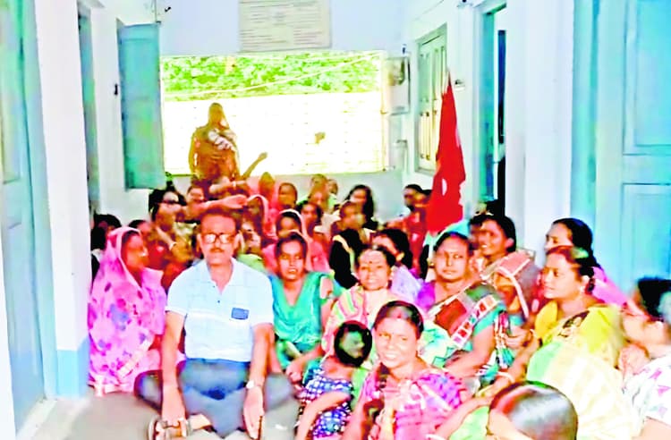 बिजली व पानी के लिए गिरमिट इलाके में एजेंट ऑफिस का घेराव