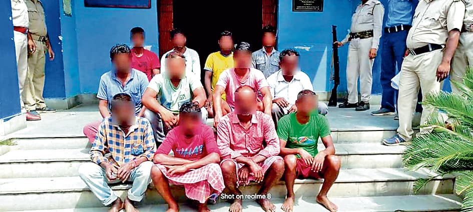 गलसी : दामोदर के घाट से अवैध बालू खनन में 12 लोग गिरफ्तार