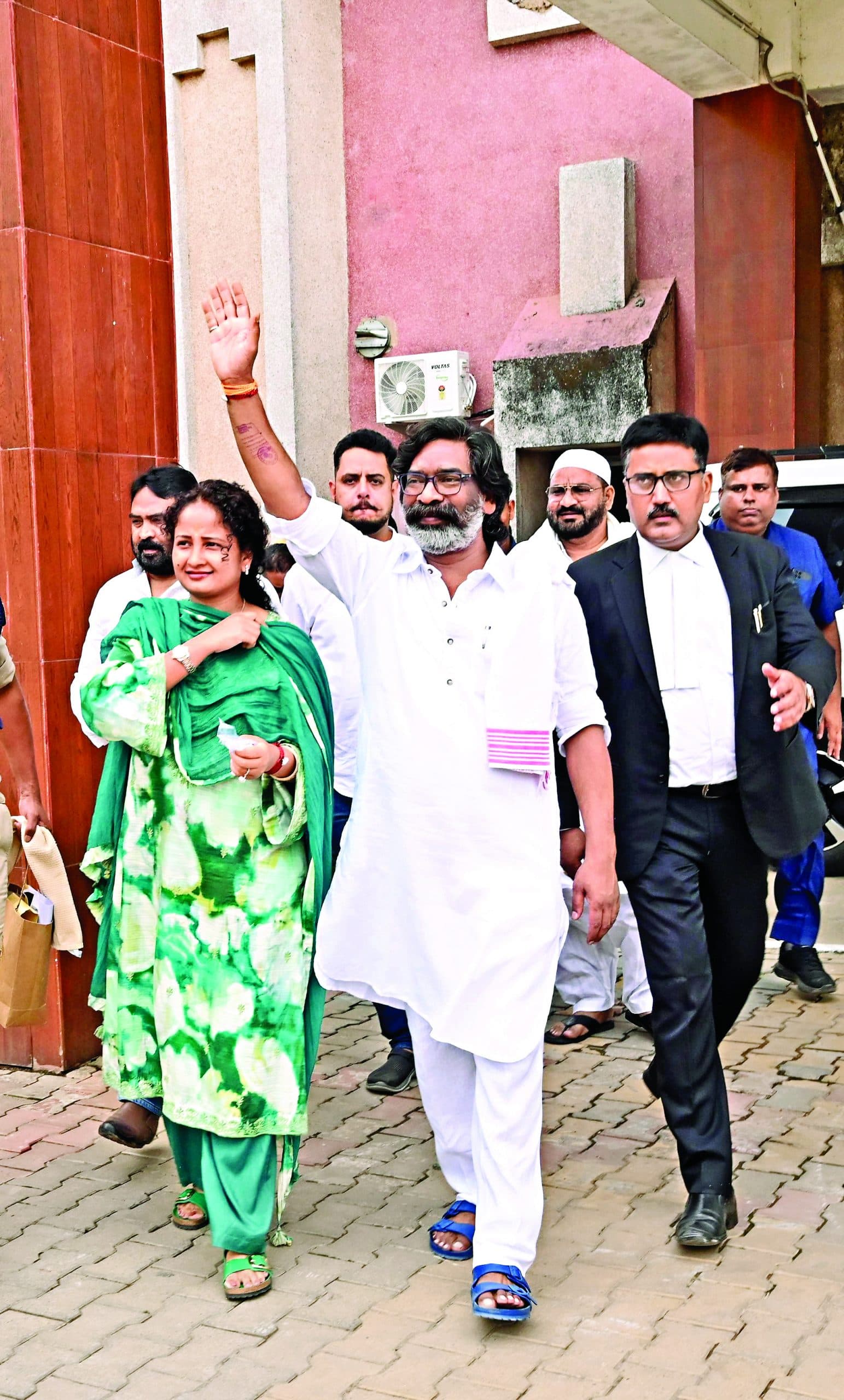 147 दिनों बाद जेल से बाहर आये हेमंत