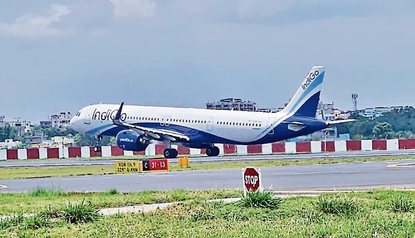 दिल्ली में पार्किंग की छत गिरी, रांची से एक विमान रद्द