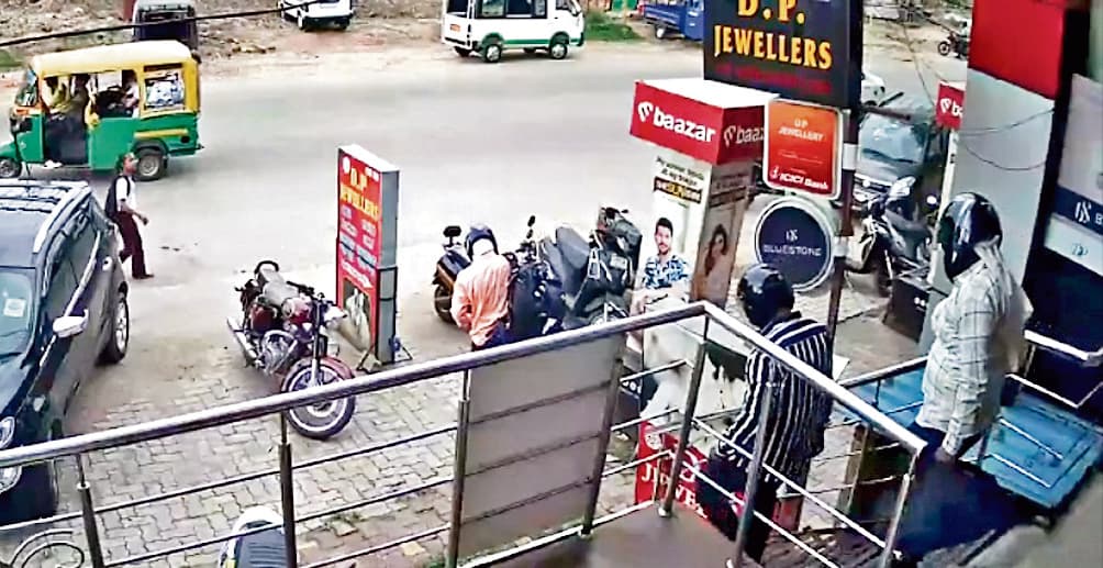 दुकान में हेलमेट पहन कर घुसे थे अपराधी, दुकान संचालक को बंधक बना की लूटपाट