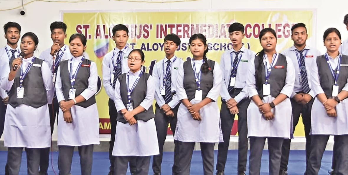 संत अलोइस इंटर कॉलेज में विद्यार्थियों का स्वागत