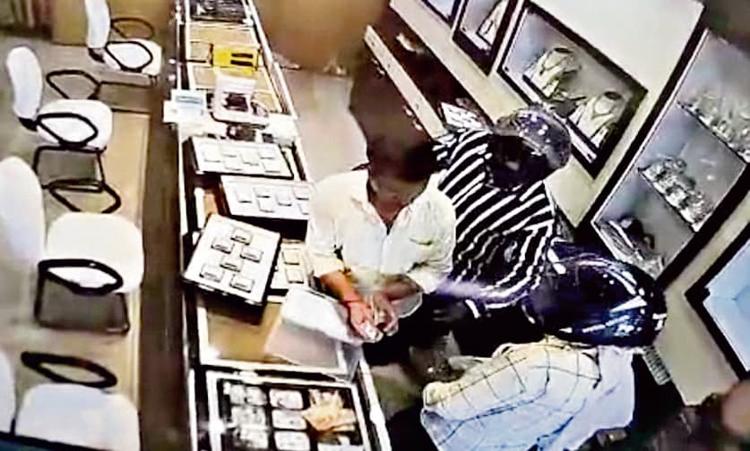 ज्वेलरी शॉप से 1.40 करोड़ के गहने व ढाई लाख नकद की लूट, संचालक के बेटे को मारी गोली