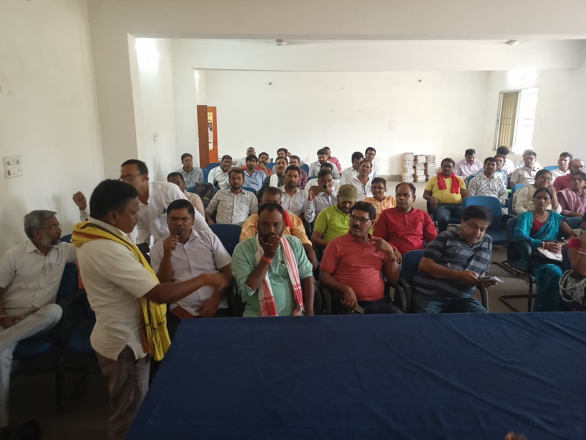 मुखियाओं के सवालों से आहत नोडल पदाधिकारी मीटिंग छोड़ निकलीं