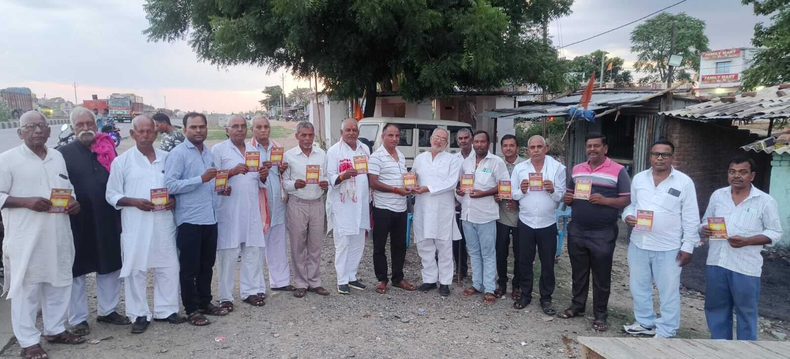 जगन्नाथ रथ यात्रा का घर-घर पहुंचा रहे हैं आमंत्रण पत्र