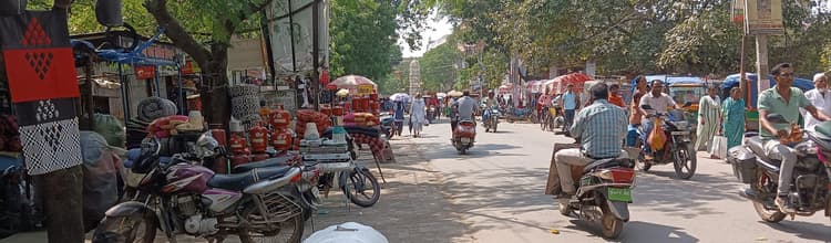 शहर के आधा दर्जन पार्किंग स्थलों पर अवैध कब्जा, वाहनों की जगह लगती हैं दुकानें