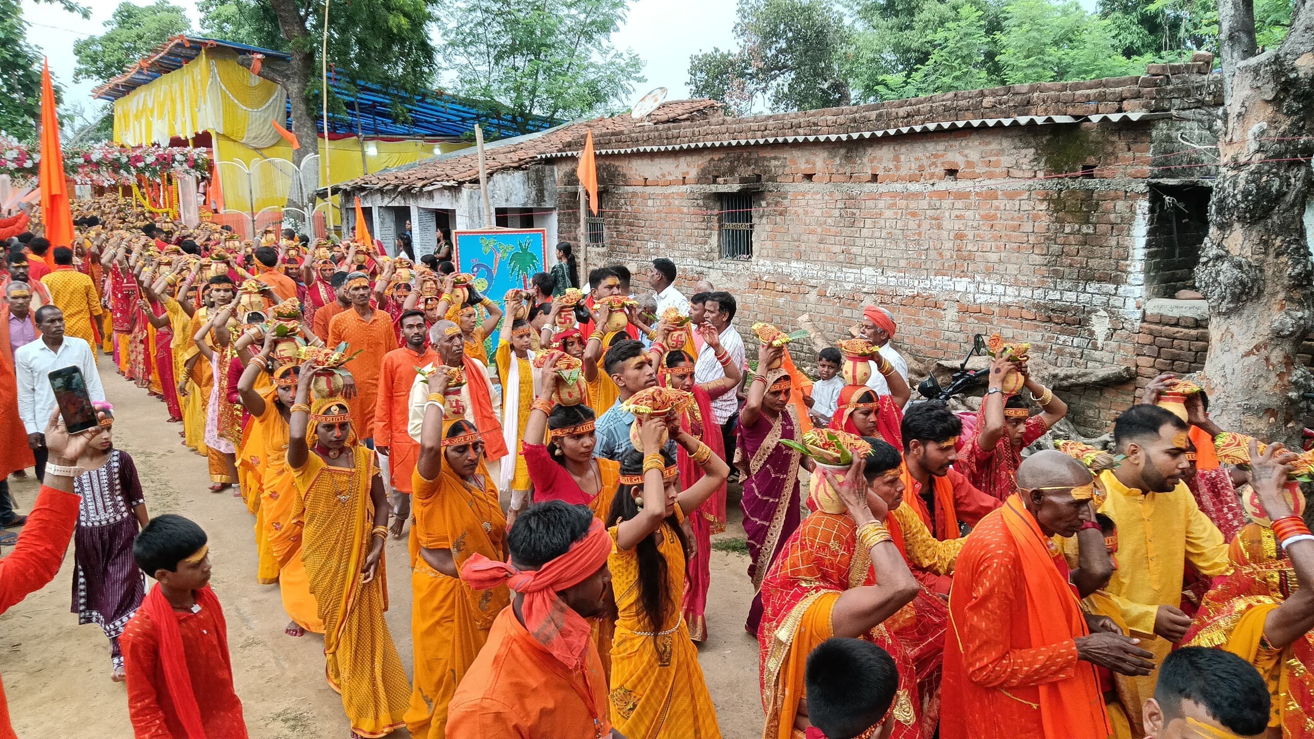 बसरिया  गांव में कलश यात्रा के साथ महायज्ञ शुरू