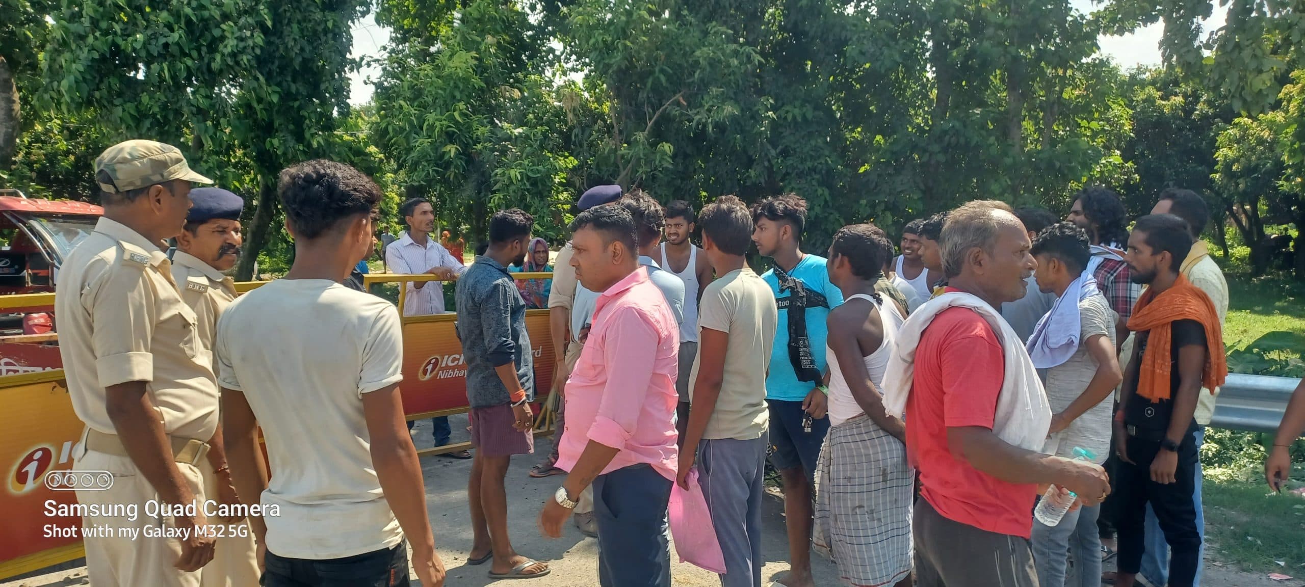 मैजिक से टक्कर में पलटा पिकअप, दो की हालत गंभीर