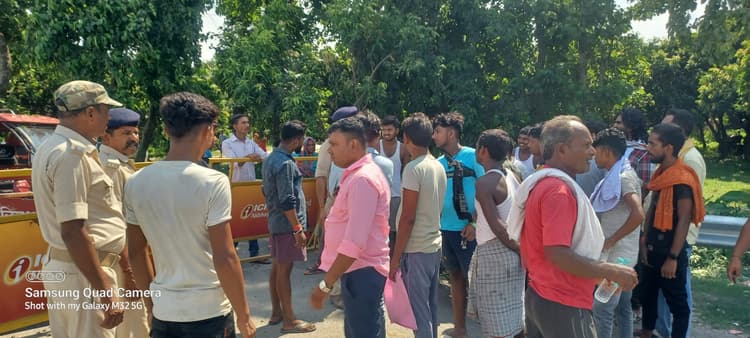 मैजिक से टक्कर में पलटा पिकअप, दो की हालत गंभीर