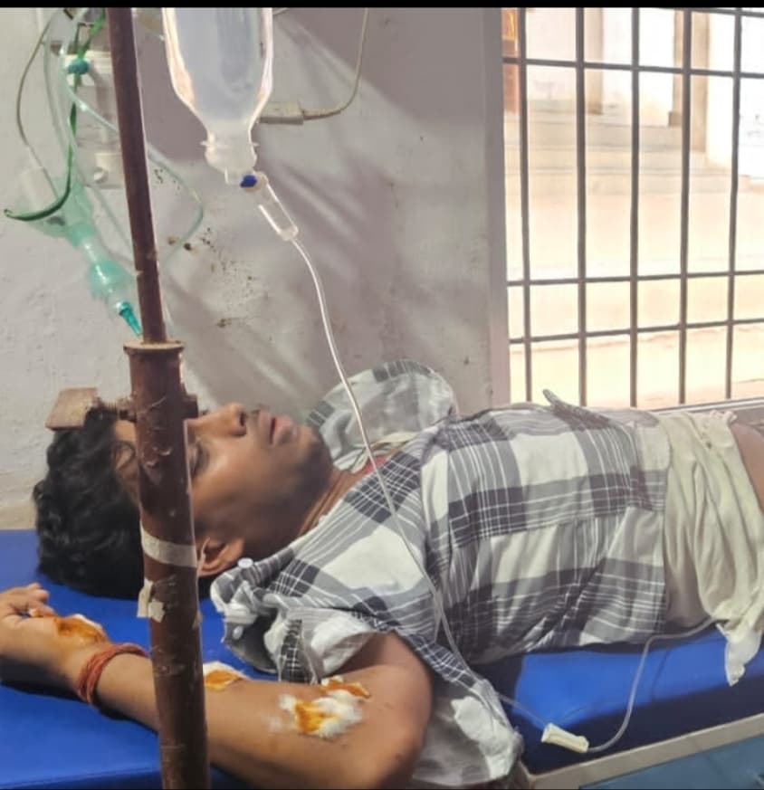 पिकअप ने दिया चकमा, अनियंत्रित हो बाइक पेड़ से टकरायी, दो घायल