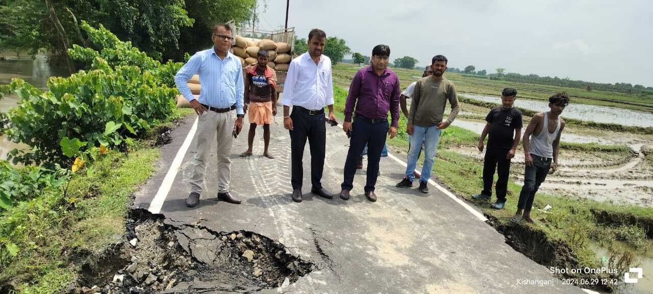 सड़क व कलवर्ट धंसने से आवागमन बाधित, बीडीओ व सीओ ने लिया जायजा