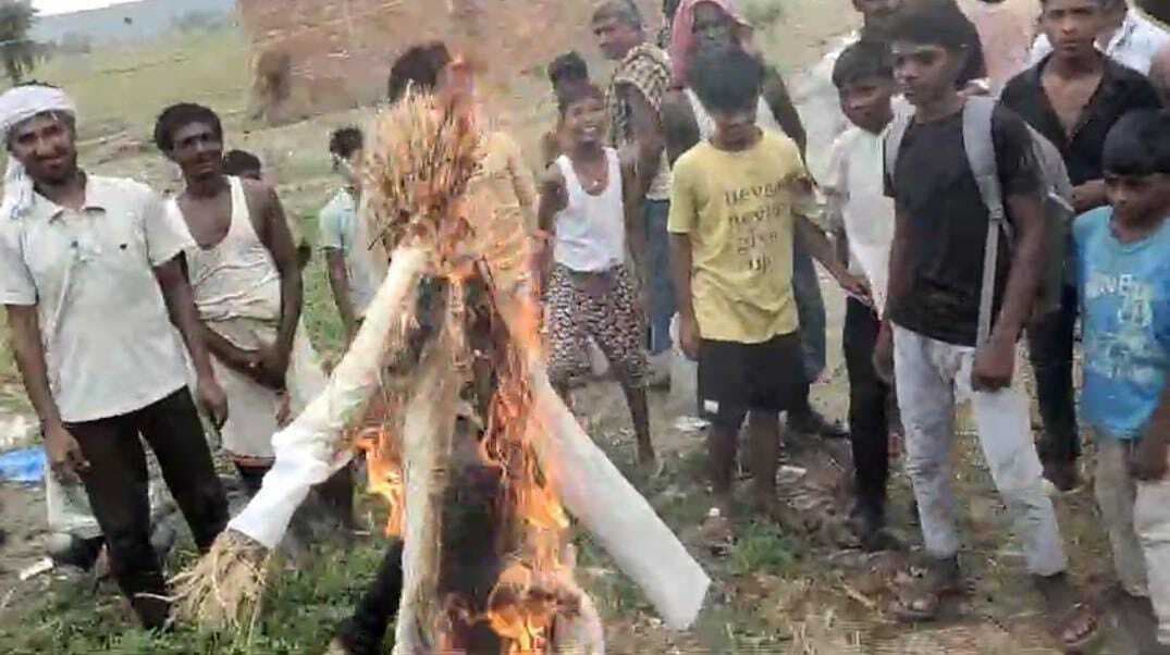 पानी की किल्लत को लेकर पीएचइडी के विरुद्ध ग्रामीणों का प्रदर्शन