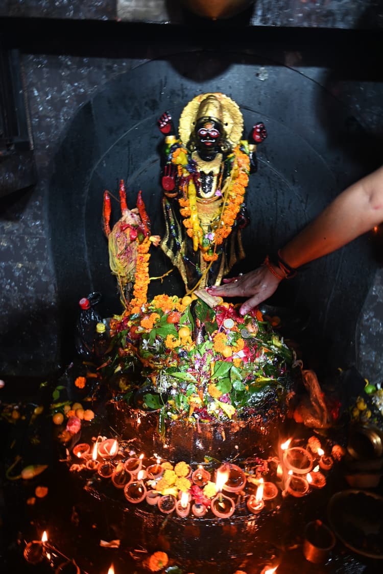 वार्षिक पूजा. शनि महाराज का हुआ भव्य शृंगार, उमड़े भक्त