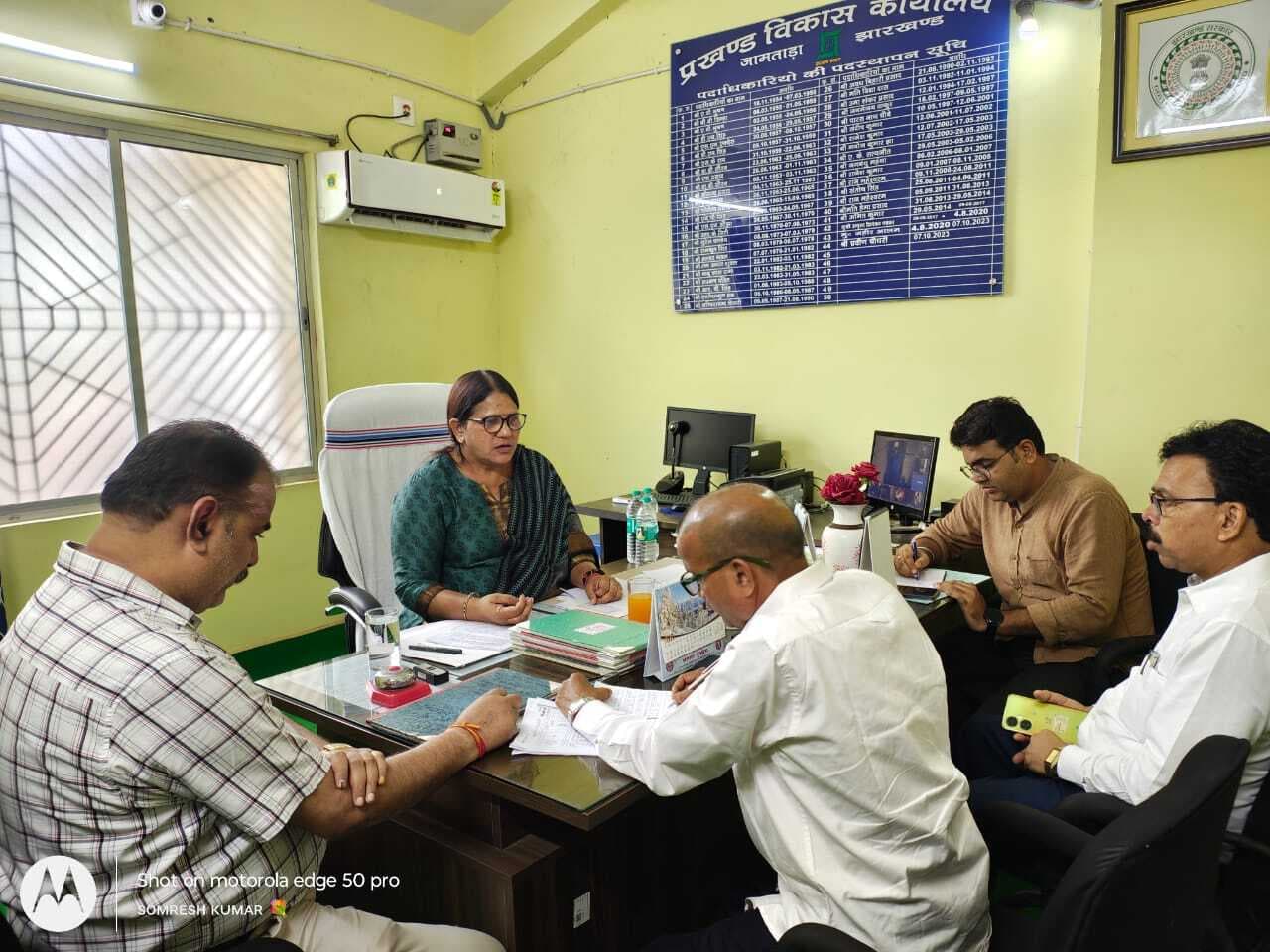 प्रखंड कार्यालय आनेवाले लोगों की सुने समस्याएं और उसका करें समाधान