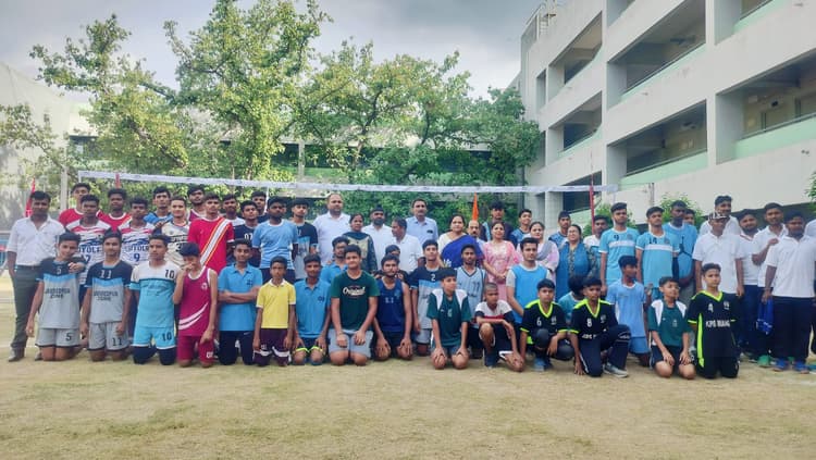 वॉलीबॉल टीम के ट्रायल में पहुंचे 550 खिलाड़ी