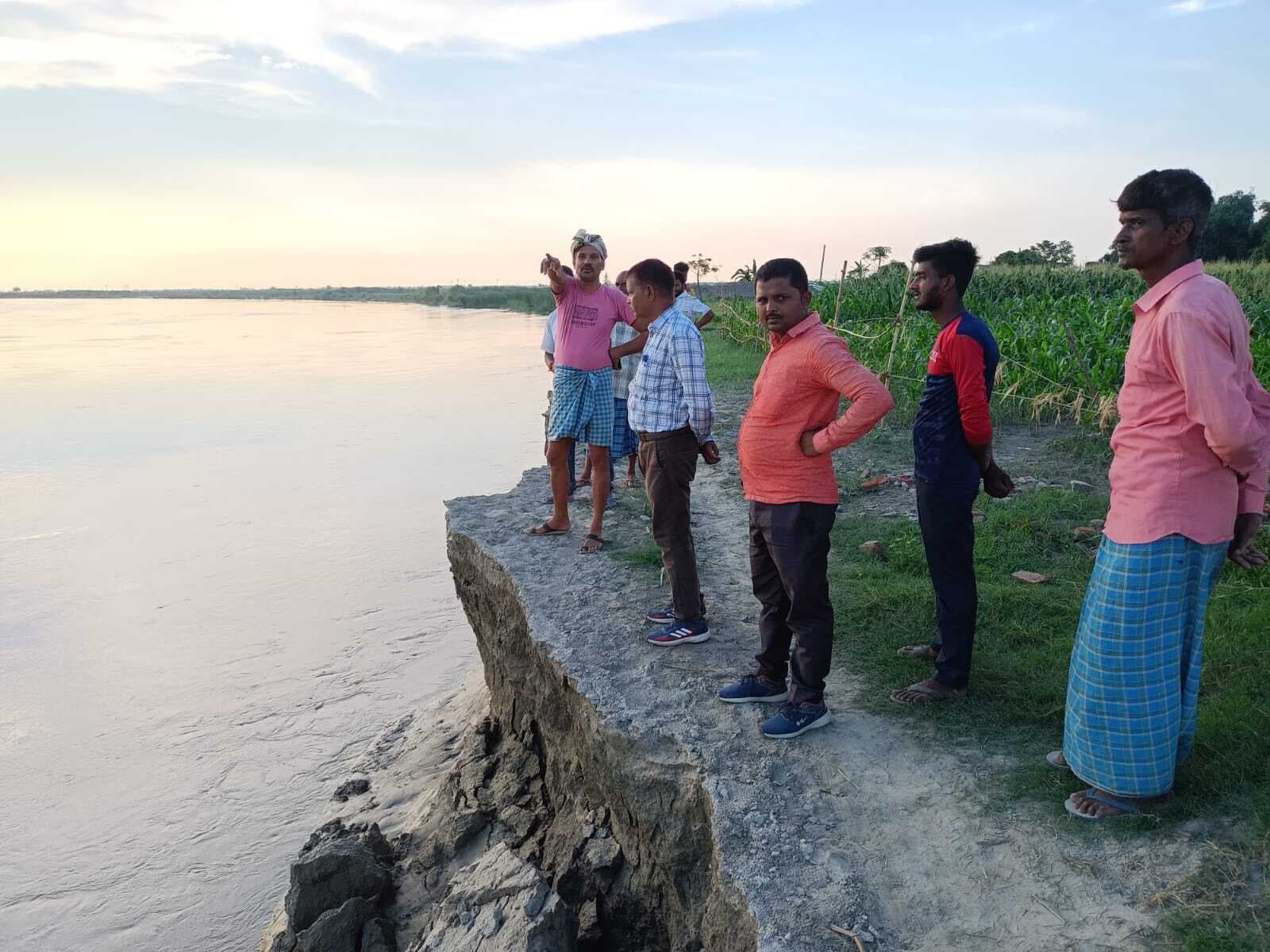 गंडक नदी में जलस्तर बढ़ने से सिसवा गांव में दो दिनों से कटाव जारी