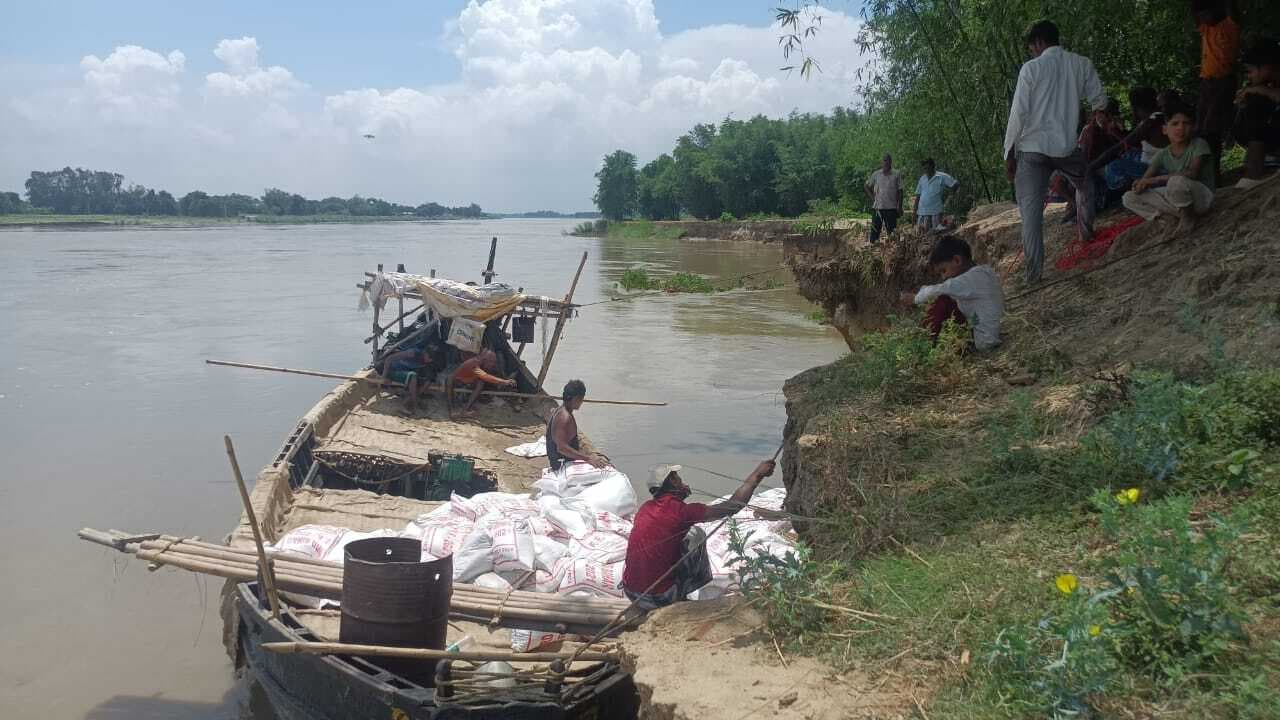 बेलगाछी गांव में हो रहे कटाव को रोकने के लिए कार्य शुरू