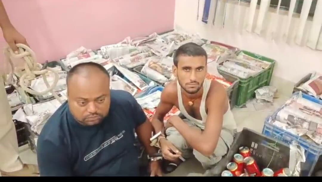 पिकअप वैन से 533 लीटर विदेशी शराब के साथ समस्तीपुर के दो तस्कर गिरफ्तार