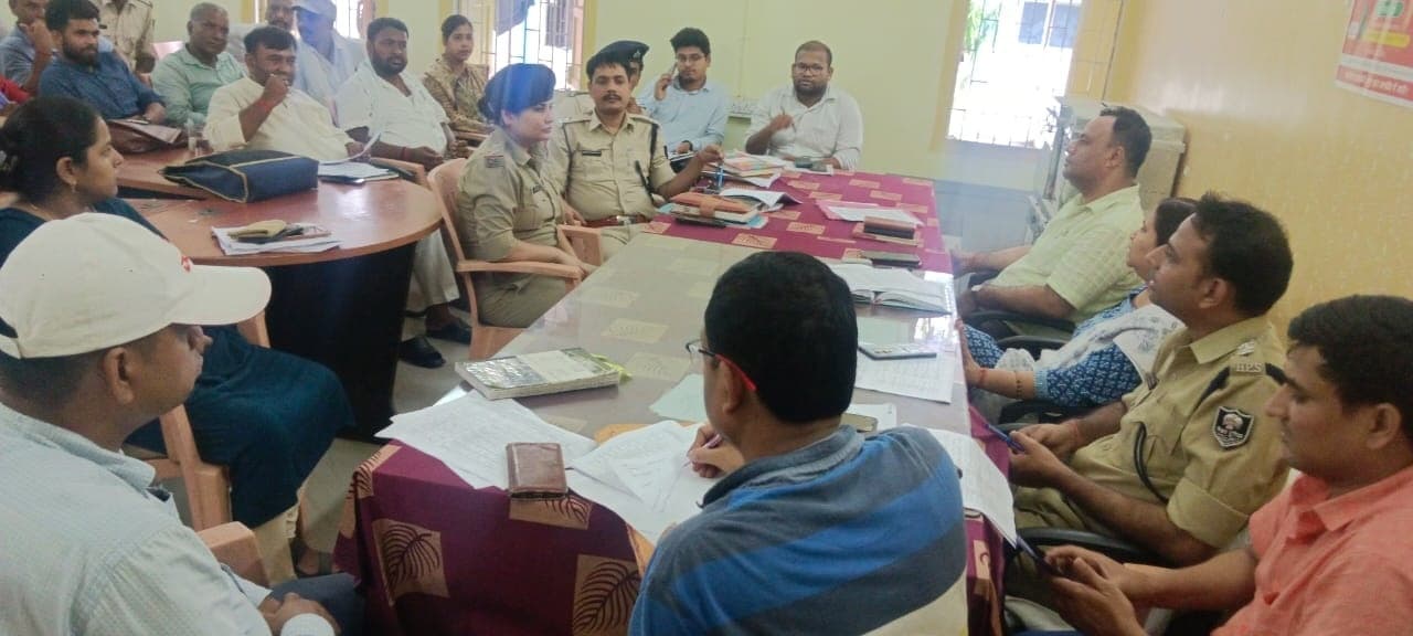 बैठक में बाढ़ पूर्व तैयारी की हुई समीक्षा