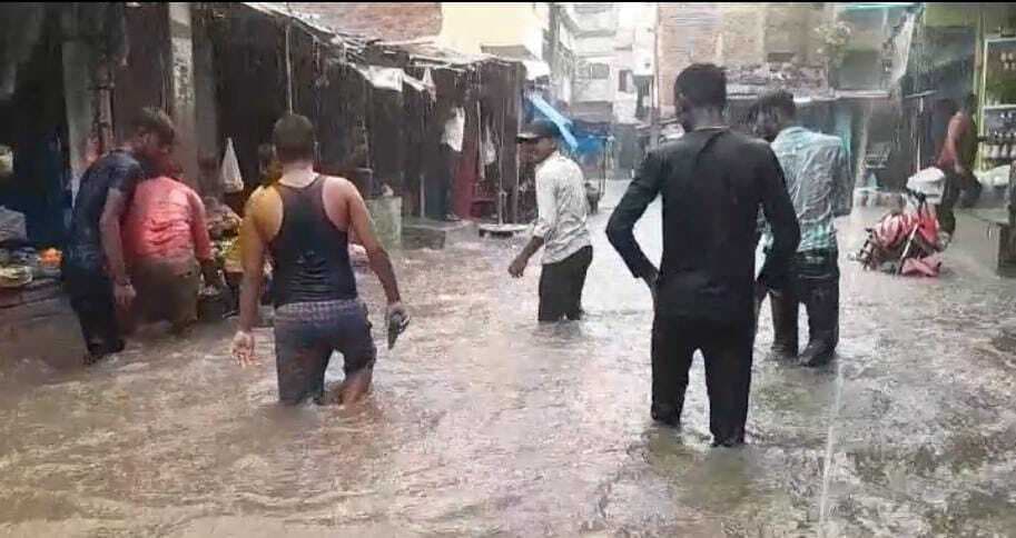 बाढ़. बारिश से सकसोहरा बाजार में लगा घुटने भर पानी