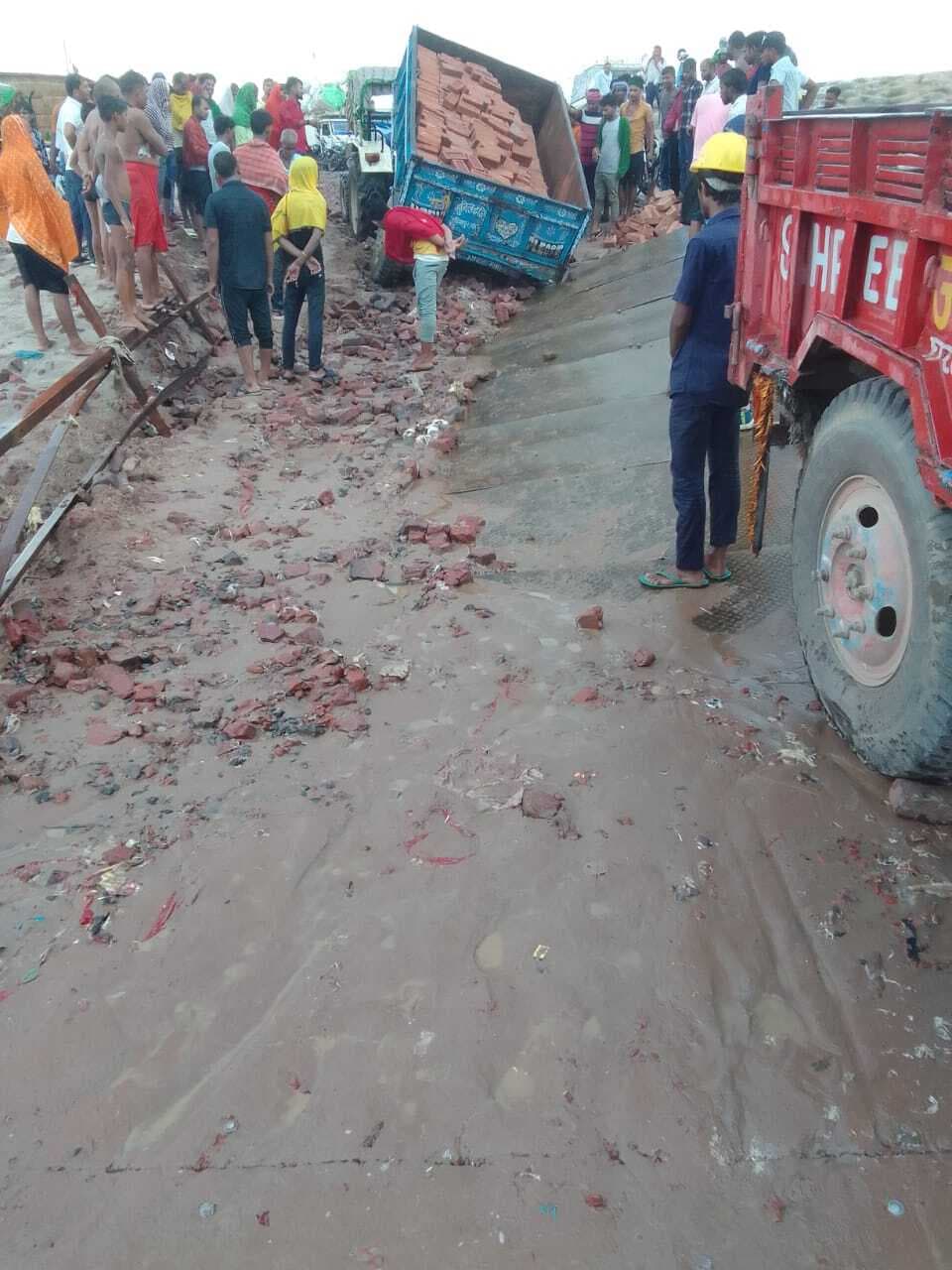 बारिश से पीपा पुल का पहुंच पथ हुआ ध्वस्त