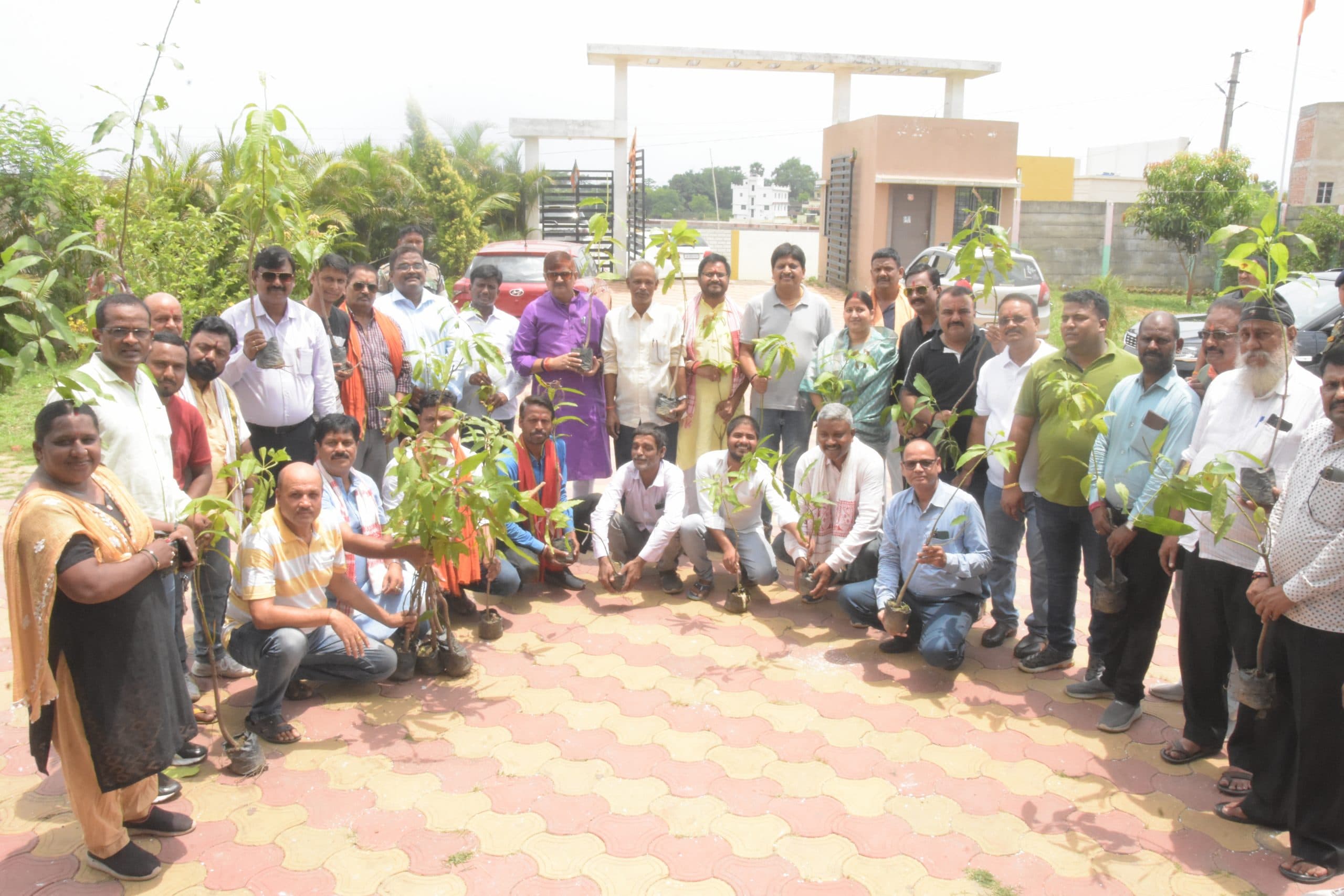 ‘एक पेड़ मां के नाम’ अभियान के तहत भाजपा ने बांटे ढाई हजार पौधे