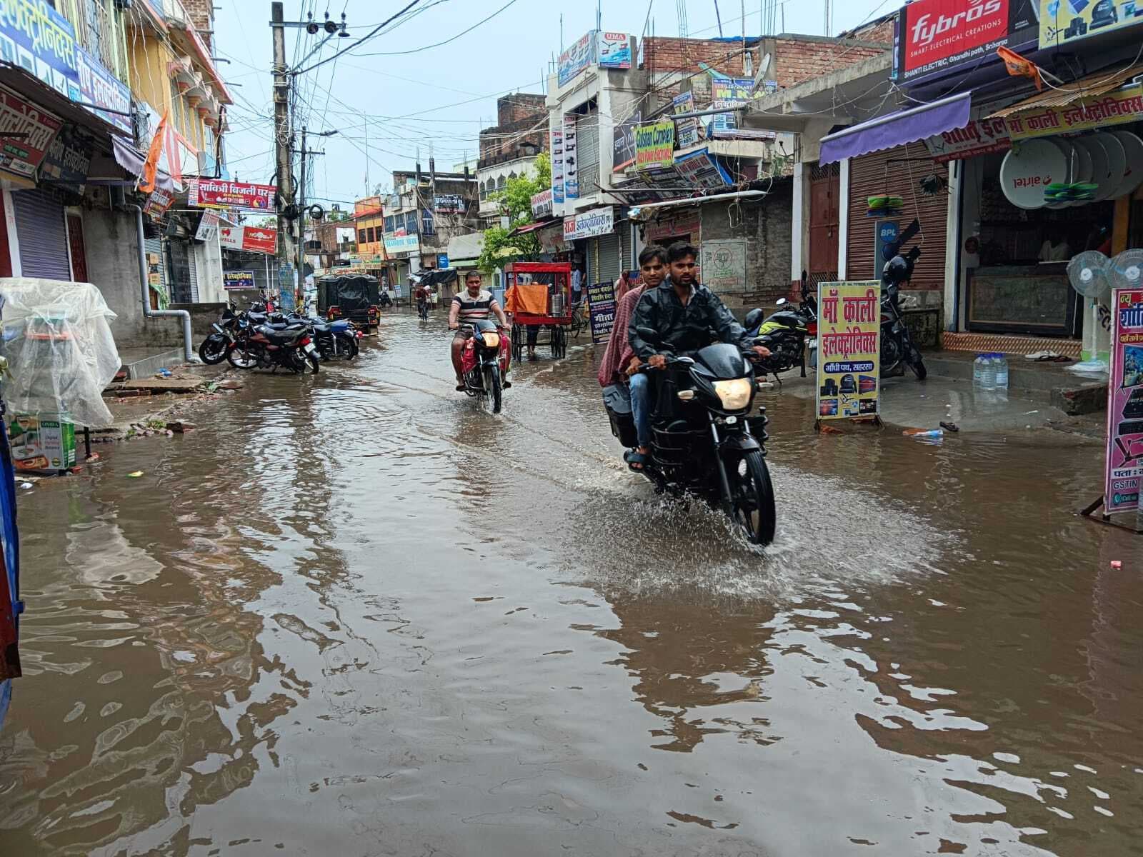 मॉनसून की पहली बारिश में भींगा शहर, चारों ओर जल-जमाव