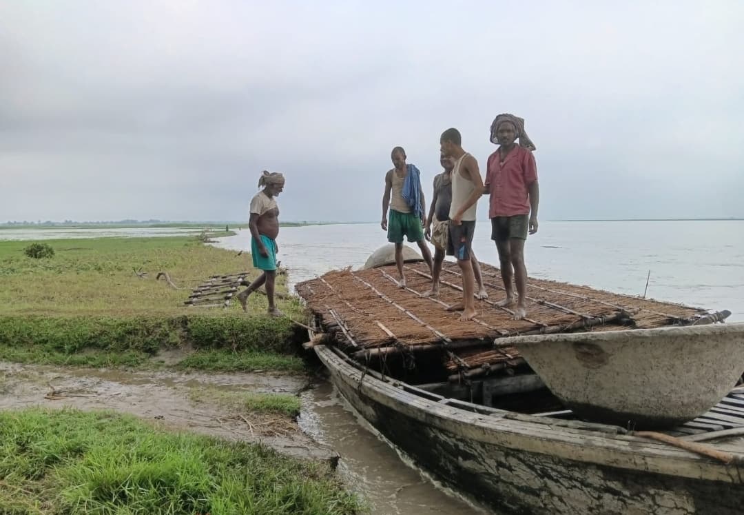 नदी का जलस्तर बढ़ते ही कैदली में कटाव का कहर तेज