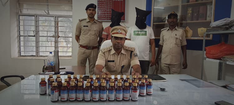 16 सौ बोतल कोडीन युक्त कफ सिरप के साथ दो गिरफ्तार