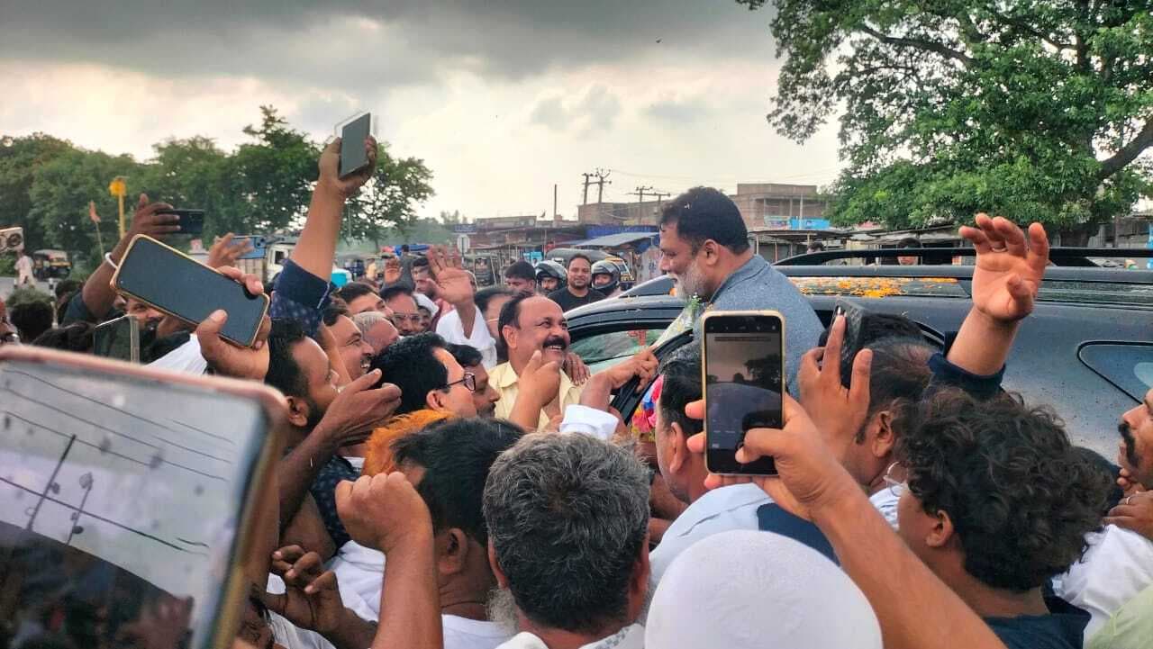 सांसद का बैरियर चौक पर समर्थकों ने किया स्वागत