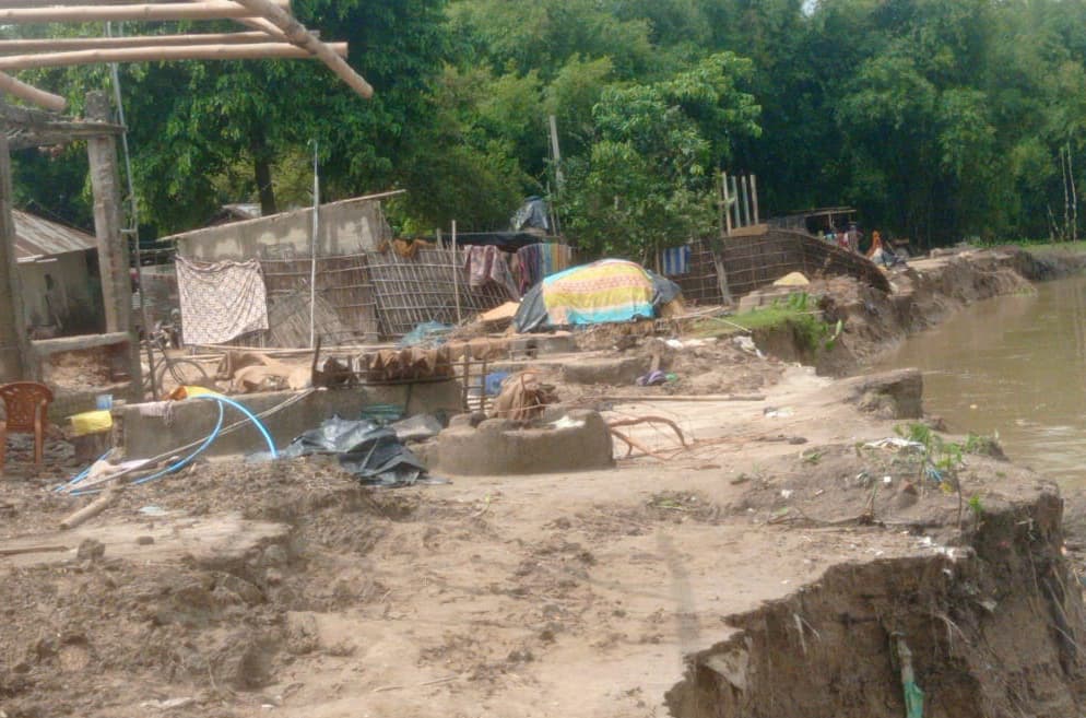 कनकई नदी के कटाव से बागवाना वार्ड 8 के 13 घर नदी में विलीन