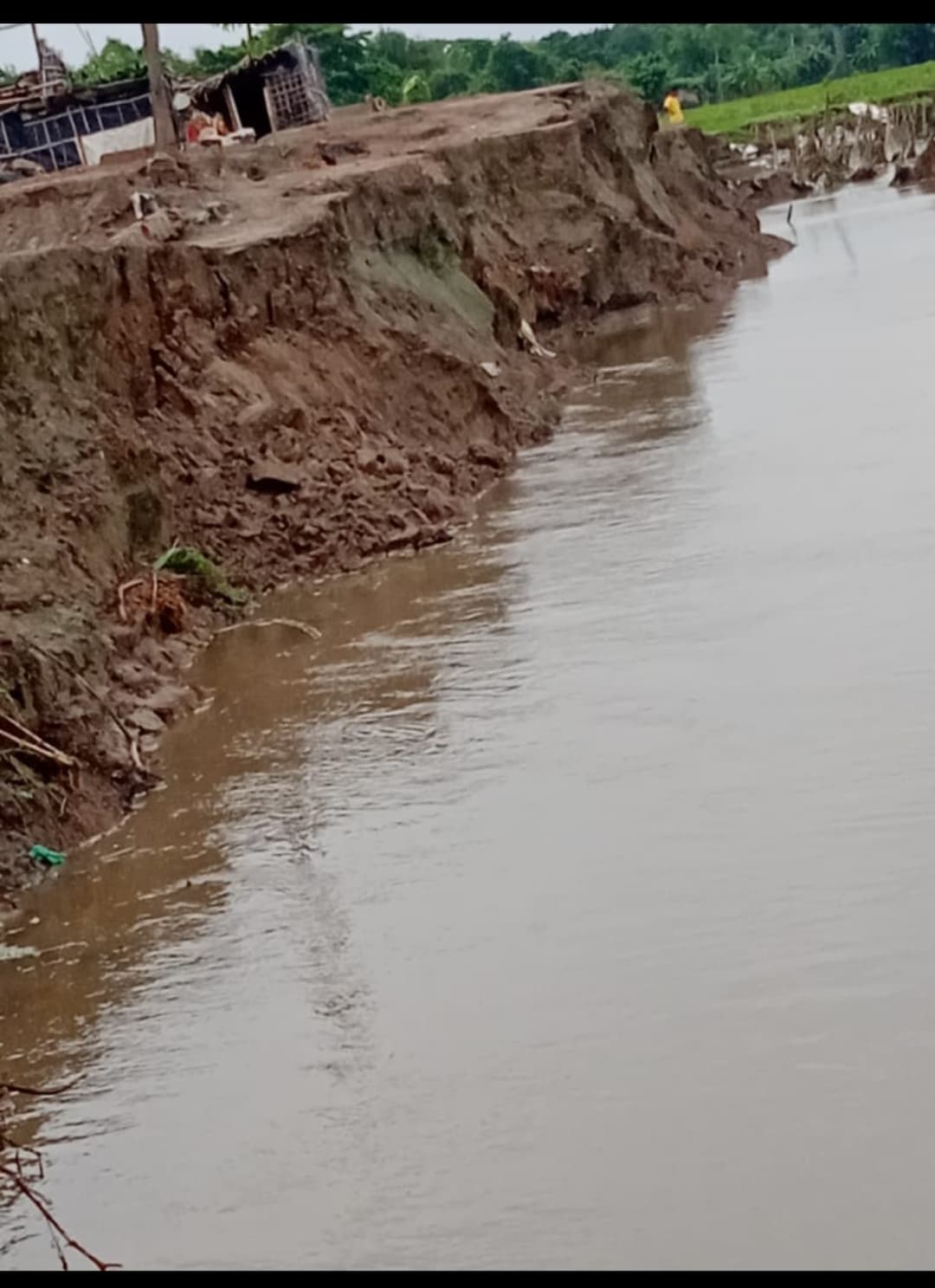 कहीं नदियों के जलस्तर में वृद्धि तो कहीं भीषण कटाव से सहमे लोग