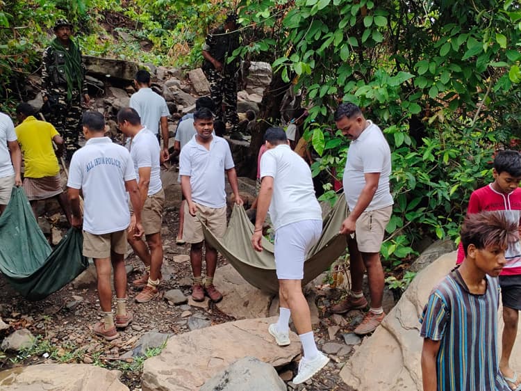 वाटरफॉल देखने आने वाले लोग फैला रहे गंदगी, की सफाई