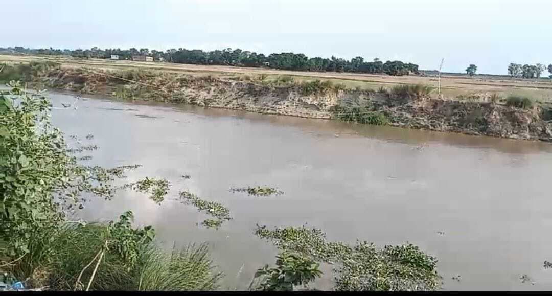 सुंदरपुर में चचरी का पुल पानी में बहा