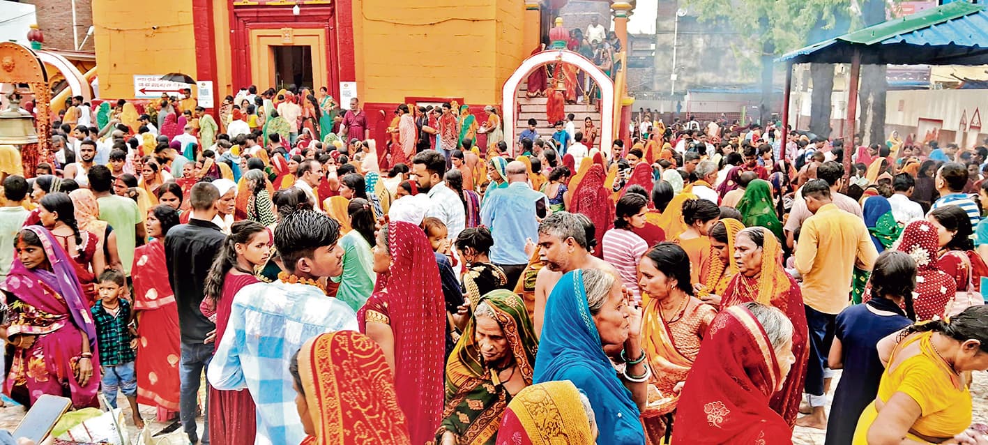 श्रद्धालुओं ने भगवान सूर्य को दिया अर्घ