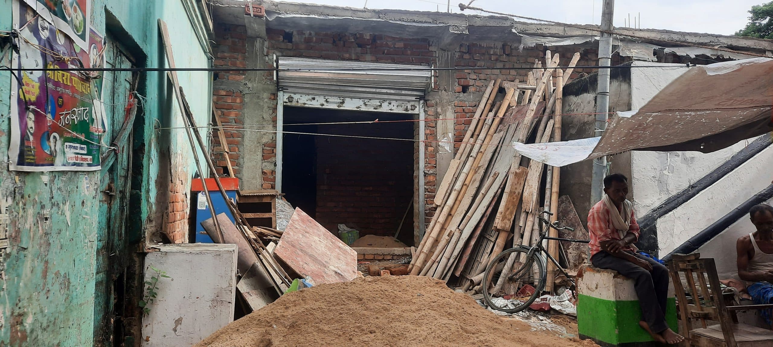 शहर में मात्र तीन शौचालय, साफ-सफाई का अभाव, प्रसाधान के लिए होती है परेशान