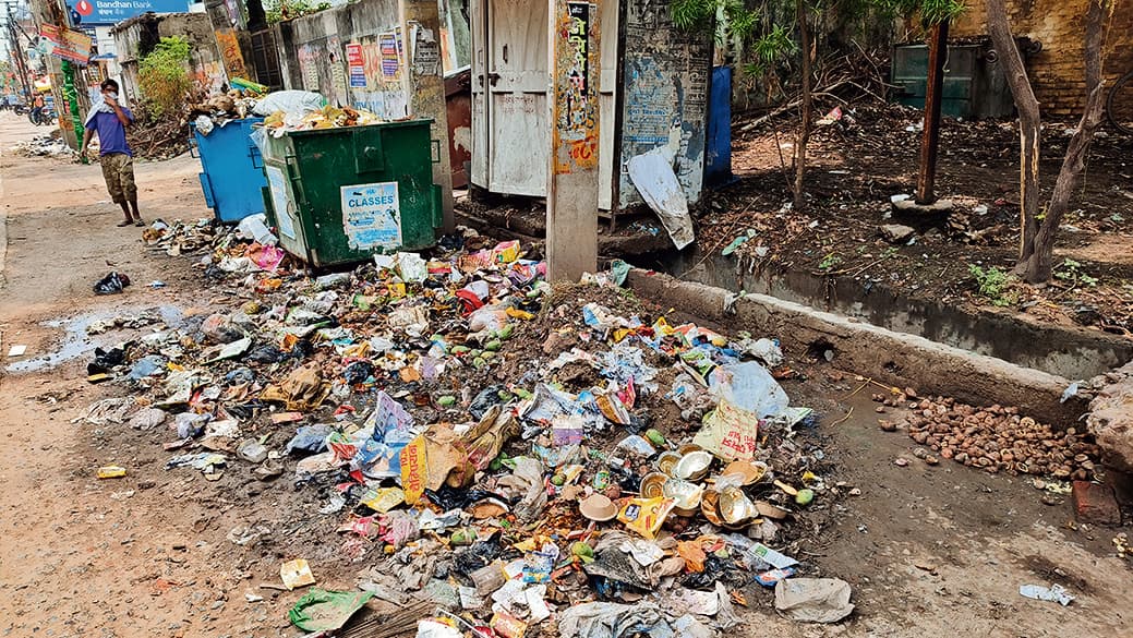 सफाई नहीं होने से शहर की सड़कों पर लगा कचरे का अंबार, आने लगी दुर्गंध
