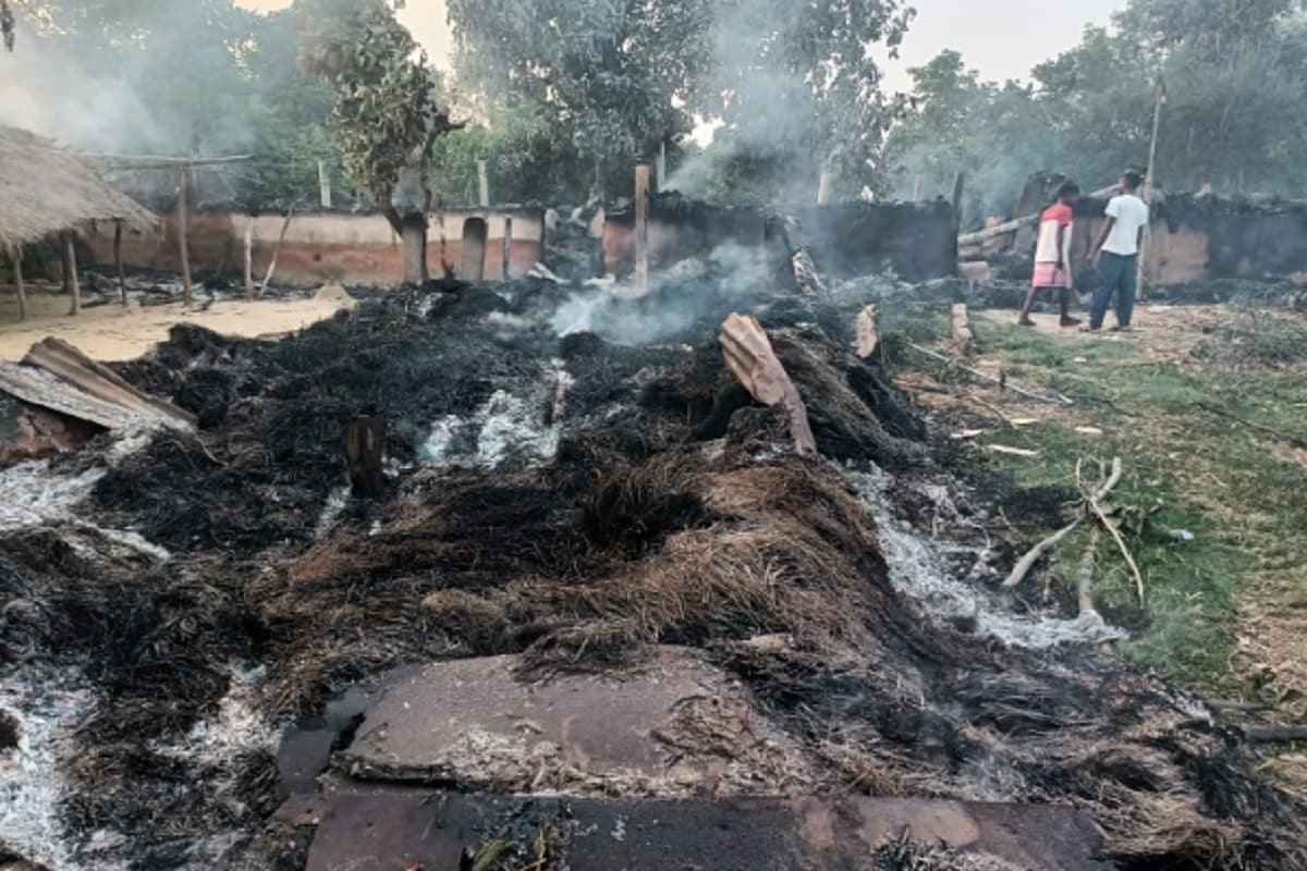 सरायकेला में जंगली हाथियों का उत्पात, बिजली के पोल को गिराया, 6 घरों में लगी आग