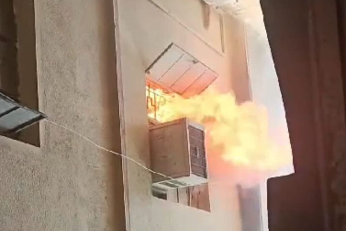 West Bengal: कोलकाता के बड़ाबाजार की मेहता बिल्डिंग में लगी आग, काबू पाने में जुटे दमकलकर्मी