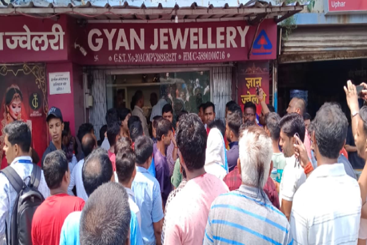 बोकारो में अज्ञात अपराधियों ने ज्वेलरी दुकान पर चलायी गोली, आक्रोशित दुकानदारों ने की सड़क जाम