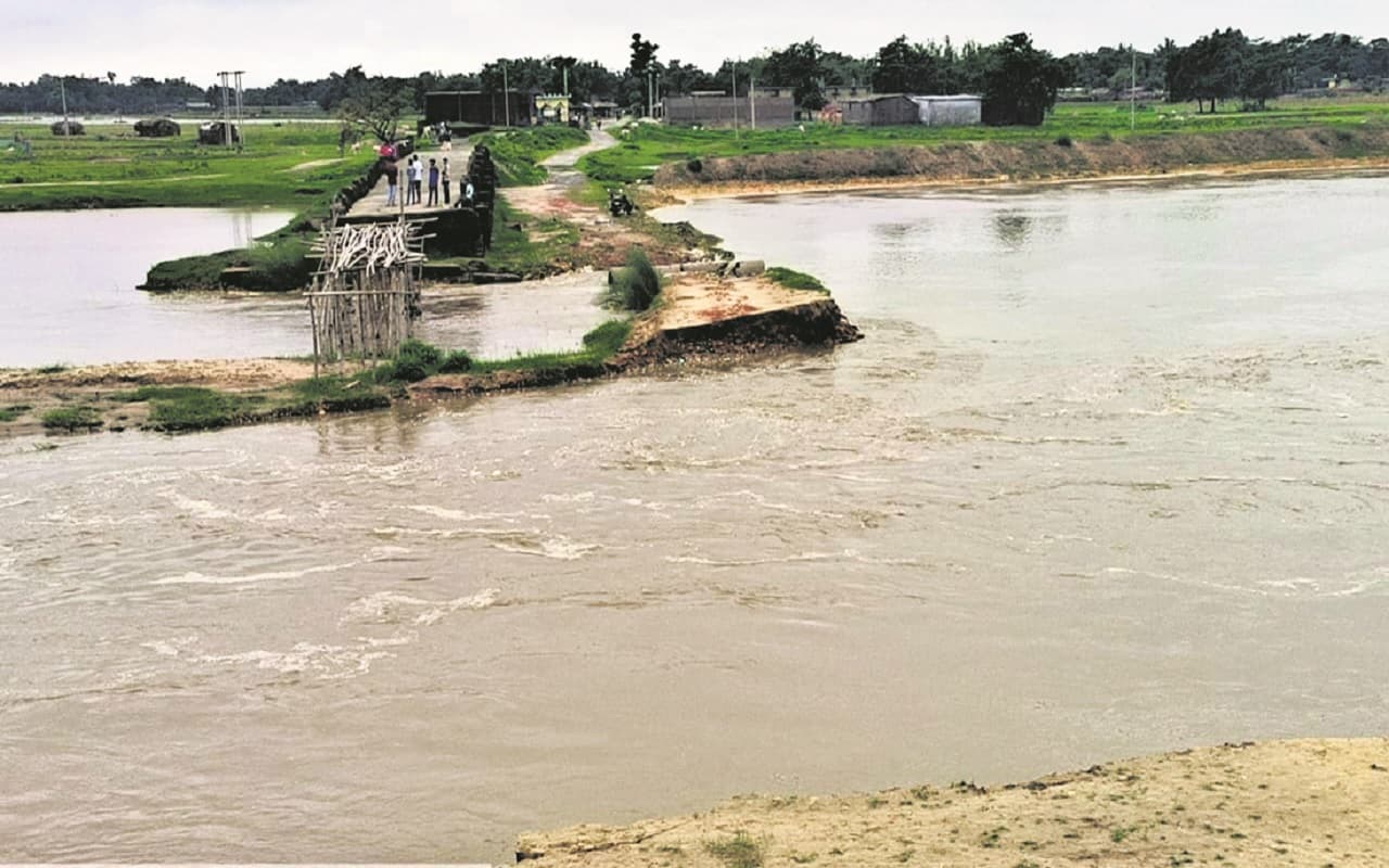 बिहार में बाढ़ की आहट दे रही ये तस्वीरें, सीमांचल की नदियां ऊफनाई, लोग तोड़ने लगे अपने घर-मकान