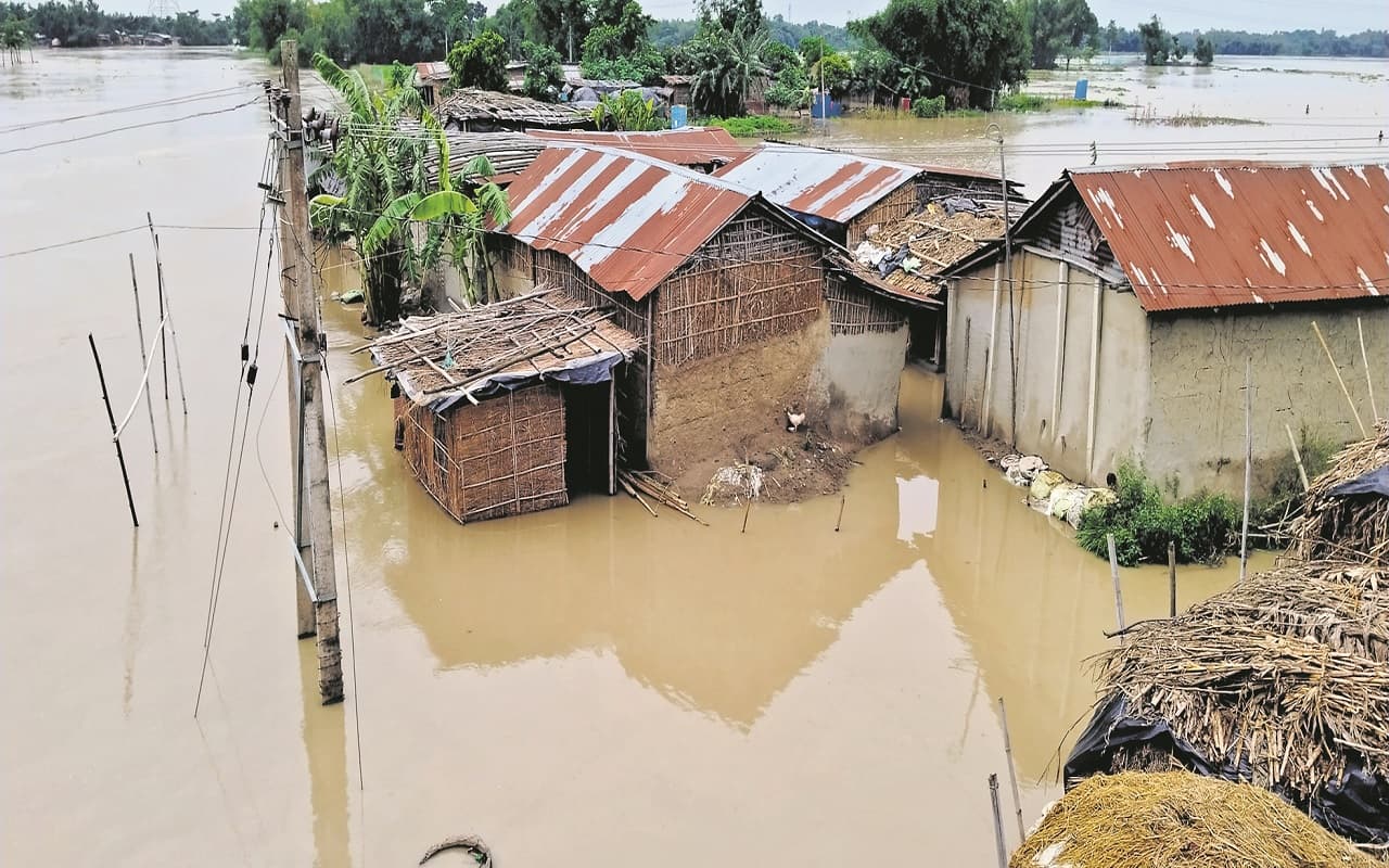 PHOTOS: पूर्णिया में बाढ़ से मची तबाही का मंजर देखिए, गांव में चलने लगे नाव, नदी में समा रहे घर-मकान