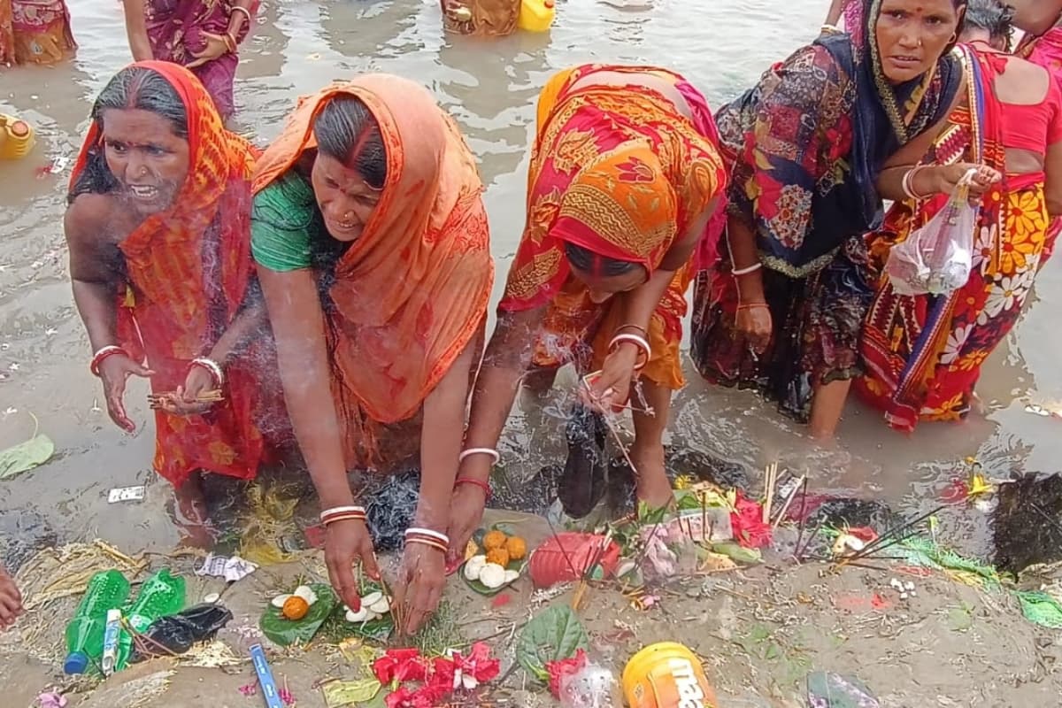गंगा दशहरा : राजमहल में उत्तरवाहिनी गंगा में हजारों श्रद्धालुओं ने लगाई आस्था की डुबकी