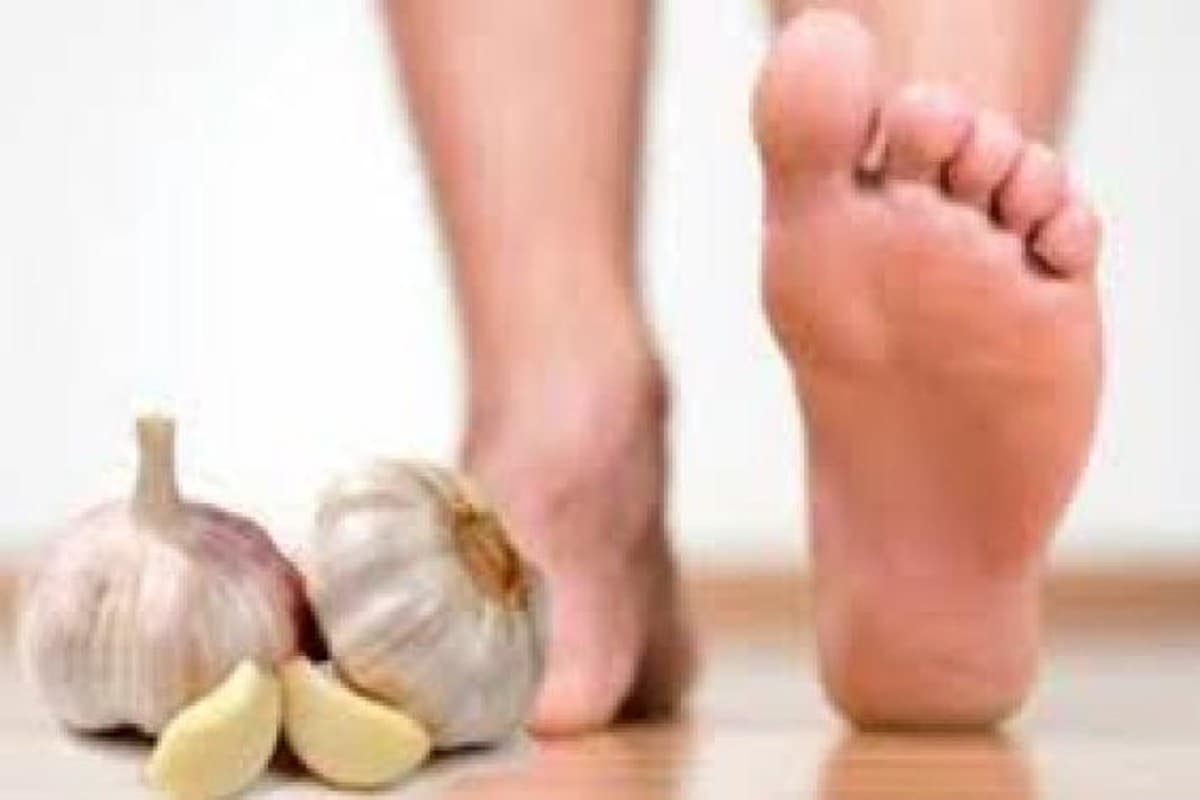 Garlic on Foot: तलवों पर कच्चा लहसुन रगड़ने के 6 हैरान कर देने वाले फायदे