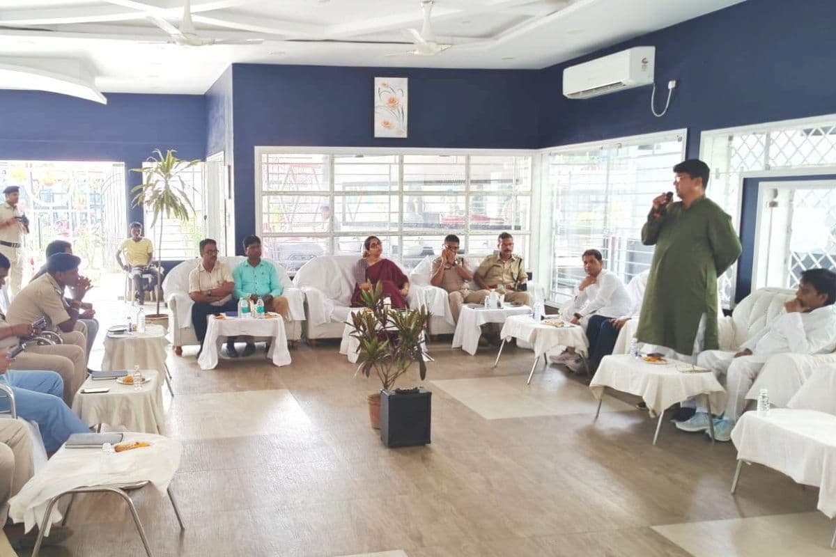 झारखंड: पाकुड़ के गोपीनाथपुर में पत्थरबाजी व बमबाजी के बाद कैसा है माहौल?