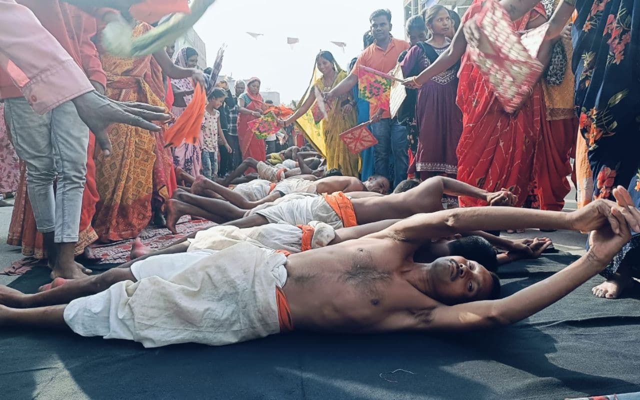झारखंड के गांव में शिव भक्तों ने किया धुरिया लोटन, देखने के लिए उमड़ी भीड़, आप भी देखें PHOTOS