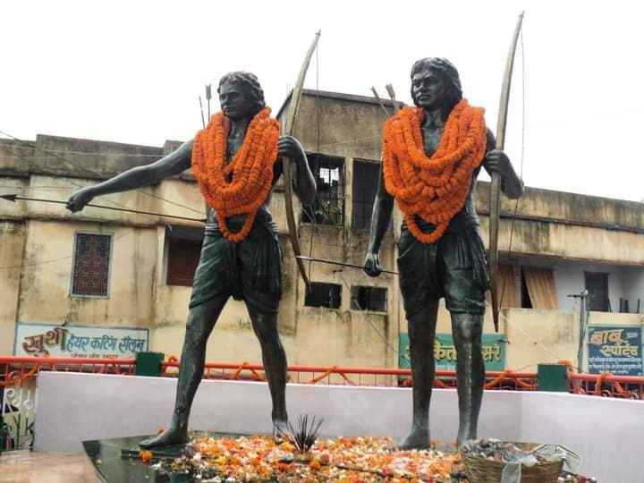 भोगनाडीह में 30 जून 1855 को वीर सिदो-कान्हू के नेतृत्व में हजारों आदिवासियों ने अंग्रेजों के खिलाफ विद्रोह का बिगुल बजाया था. इस ऐतिहासिक दिन को हूल क्रांति दिवस के रूप में मनाया जाता है.