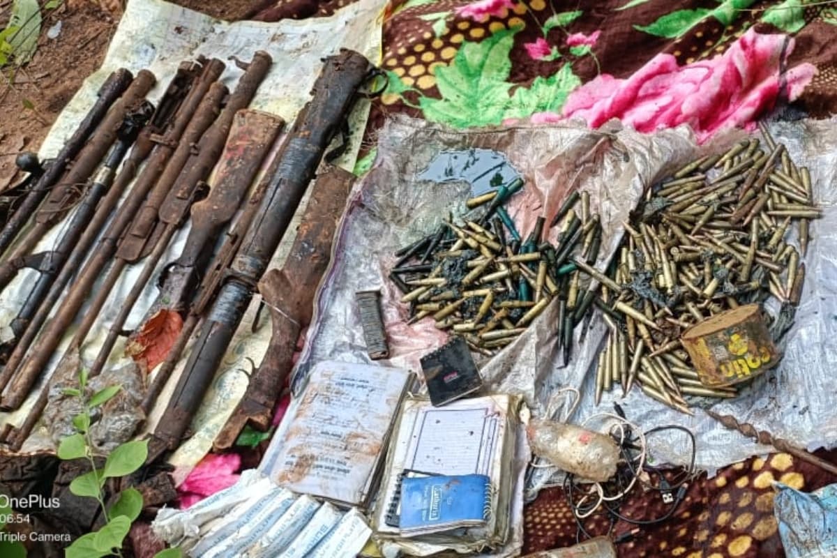 झारखंड : पश्चिमी सिंहभूम के झींकपानी में पुलिस ने नक्सल कैंप को किया ध्वस्त, बड़ी मात्रा में हथियार बरामद
