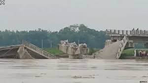 Bihar Bridge Collapse : बकरा पुल मामले में सख्त हुई सरकार, दो इंजीनियर निलंबित, ठेकेदार पर FIR