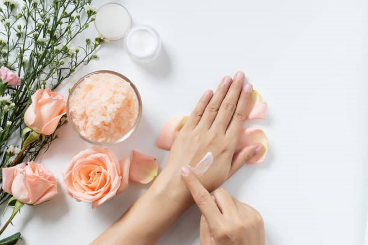 Hand Care Tips: ज्यादा काम करने से हाथ हो गए हैं रुखे, तो मुलायम हाथ पाने के लिए फॉलो करें ये टिप्स